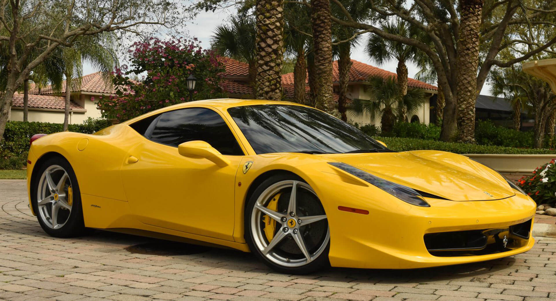 Véhicule illustrant l'un des types de véhicule dont le transfert est possible, ici un véhicule de luxe, une Ferrari
