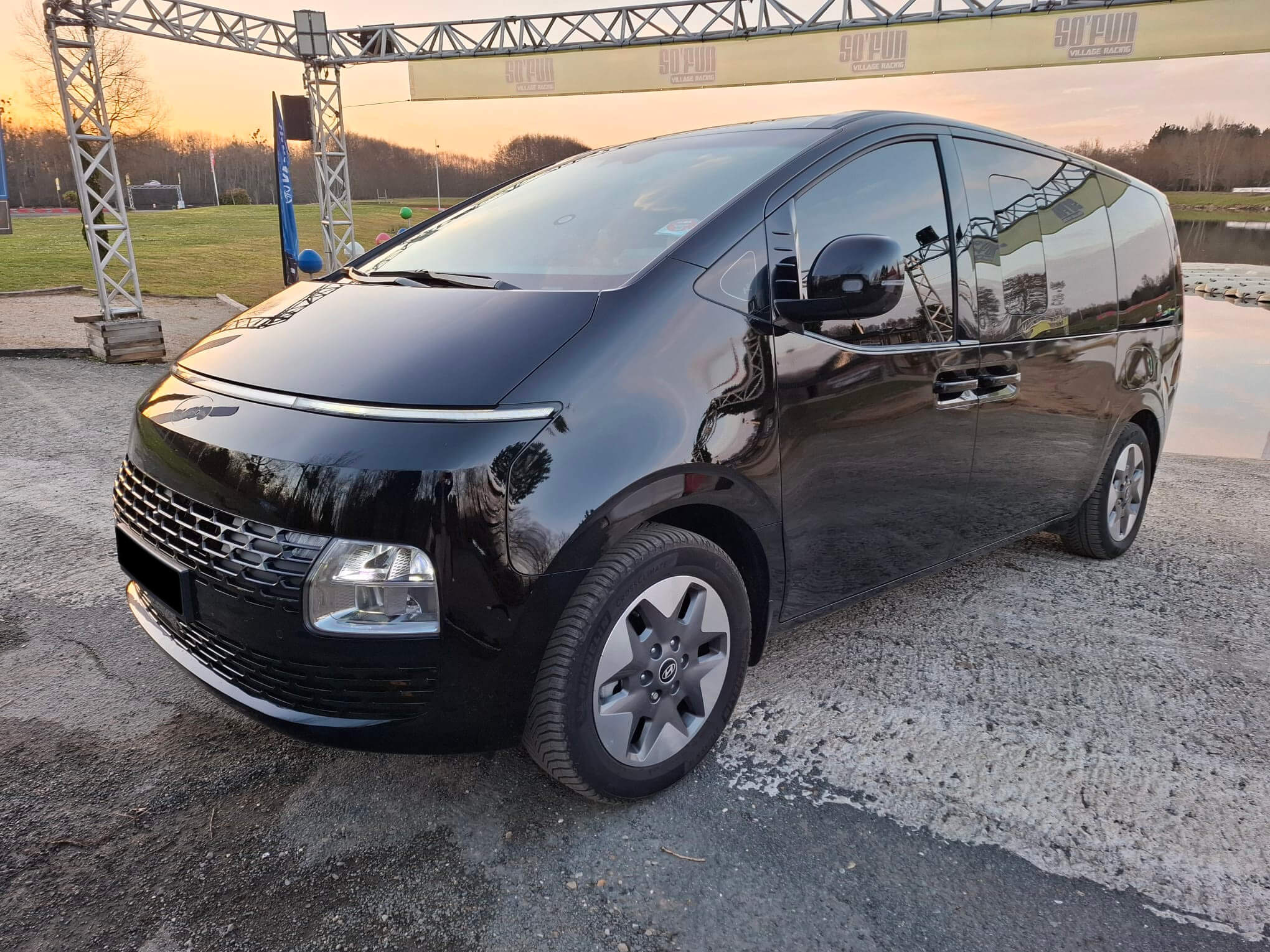 Véhicule Hyundai Staria de 3/4